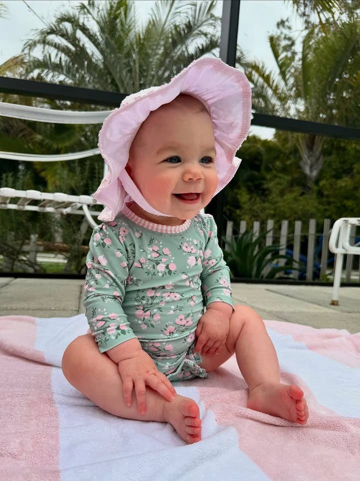 Vert Maillot de bain une pièce à manches longues avec roses de thé pour bébé fille et volants arrière signature en vente sur Faire7