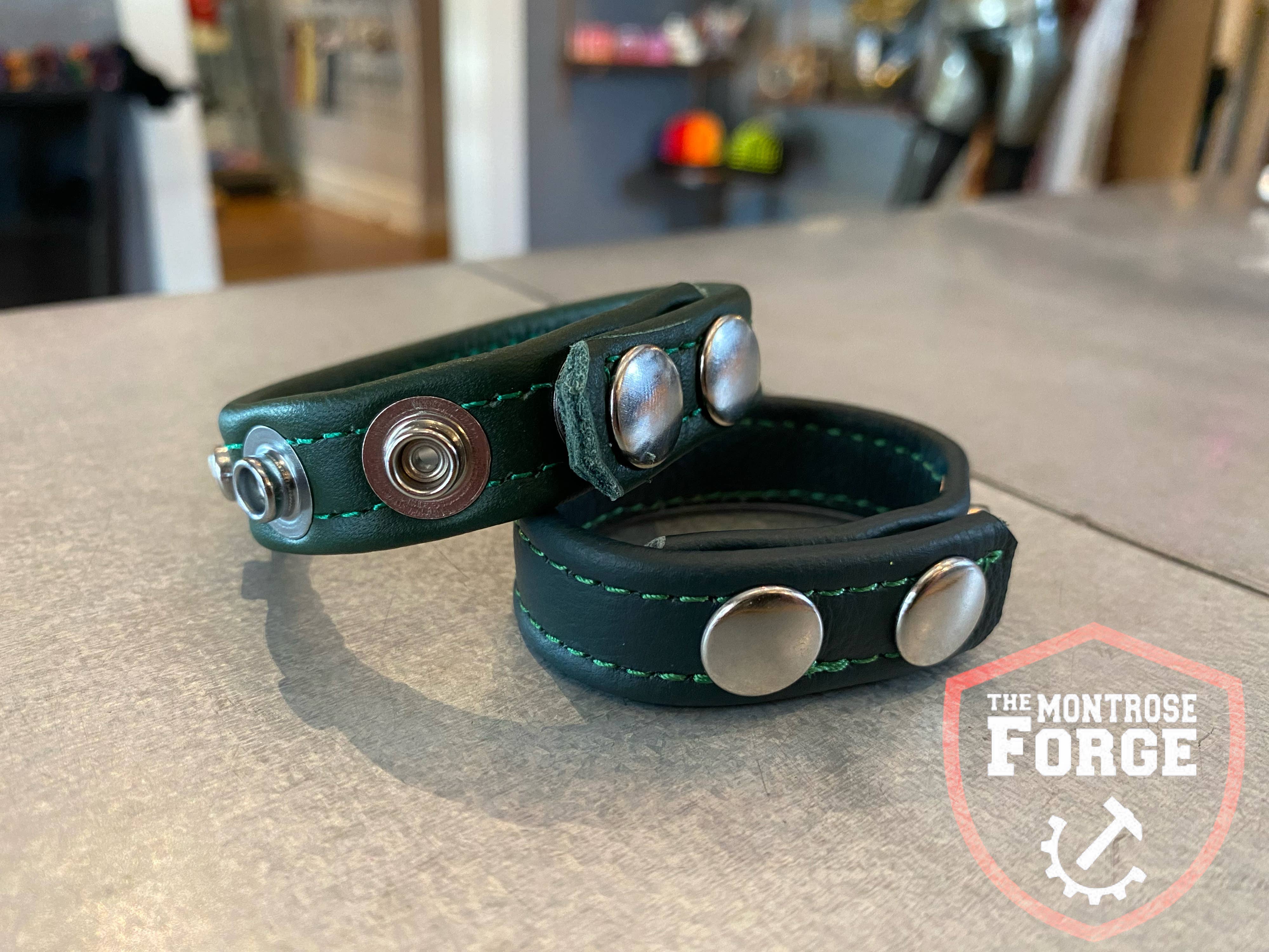 The Montrose Forge - Vendita all'ingrosso Sex toy - Anello a C in pelle sottile a 3 bottoni (disponibile in 11 colori)3