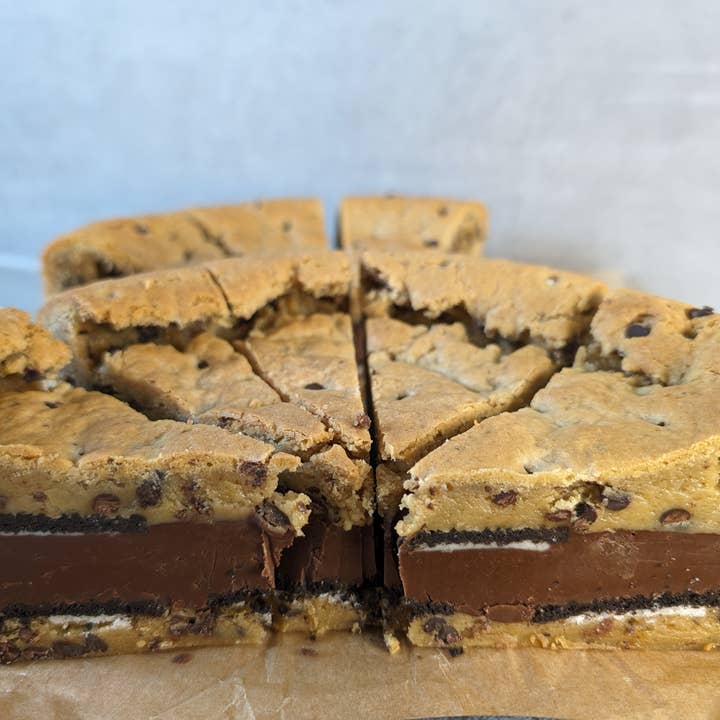 Untainted Tastes – wholesale Biscuit – Luxury Filled Cookie Pie (Chocolate Flavour)3