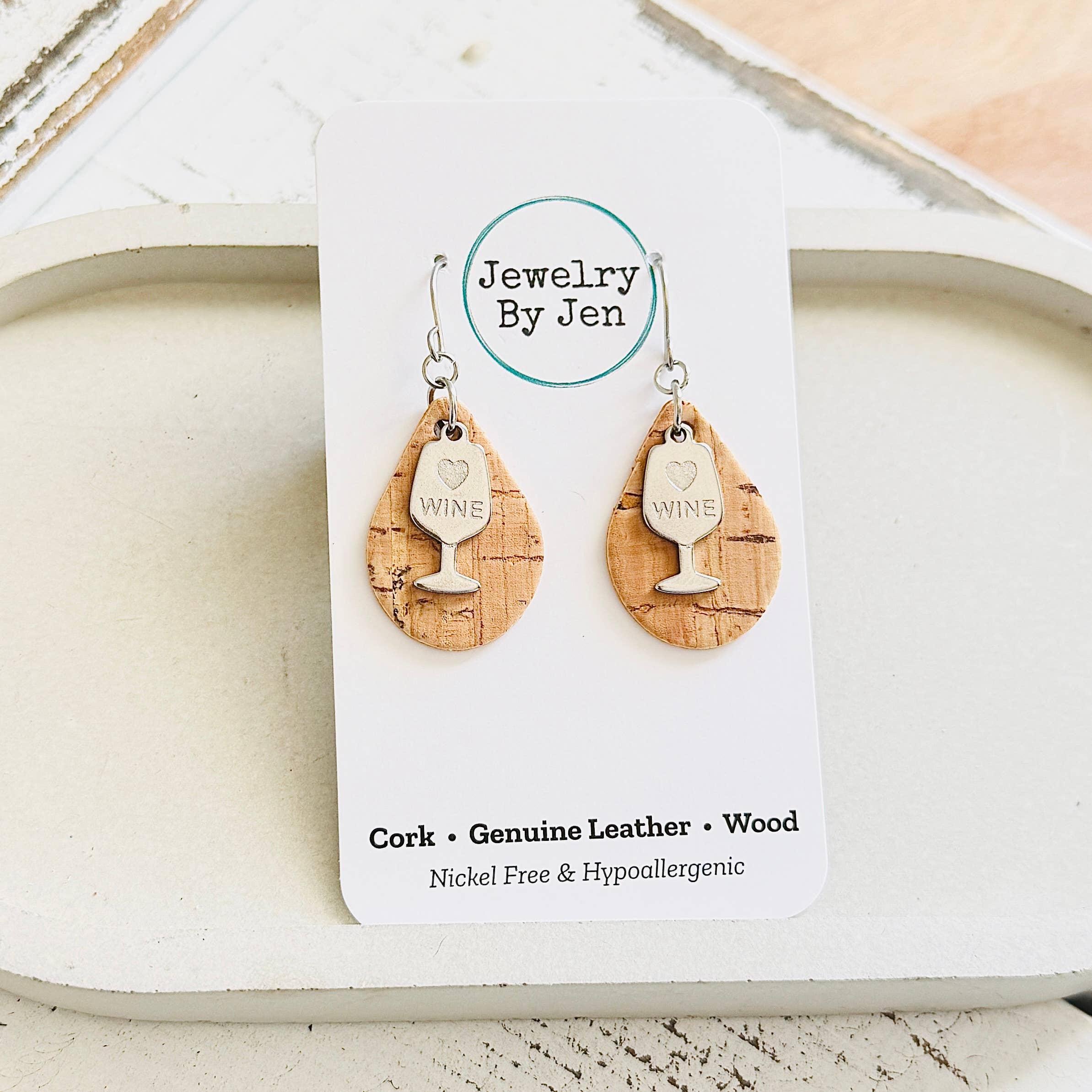 Jewelry By Jen - Vente Boucles d'oreilles pendantes - Petites boucles d'oreilles en forme de goutte : liège avec breloque vin1