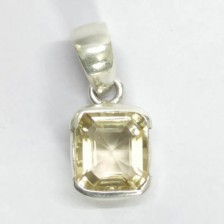 Pendentif en argent avec gemme de citrine naturelle pour cadeau pour la vente par Nanda Gems