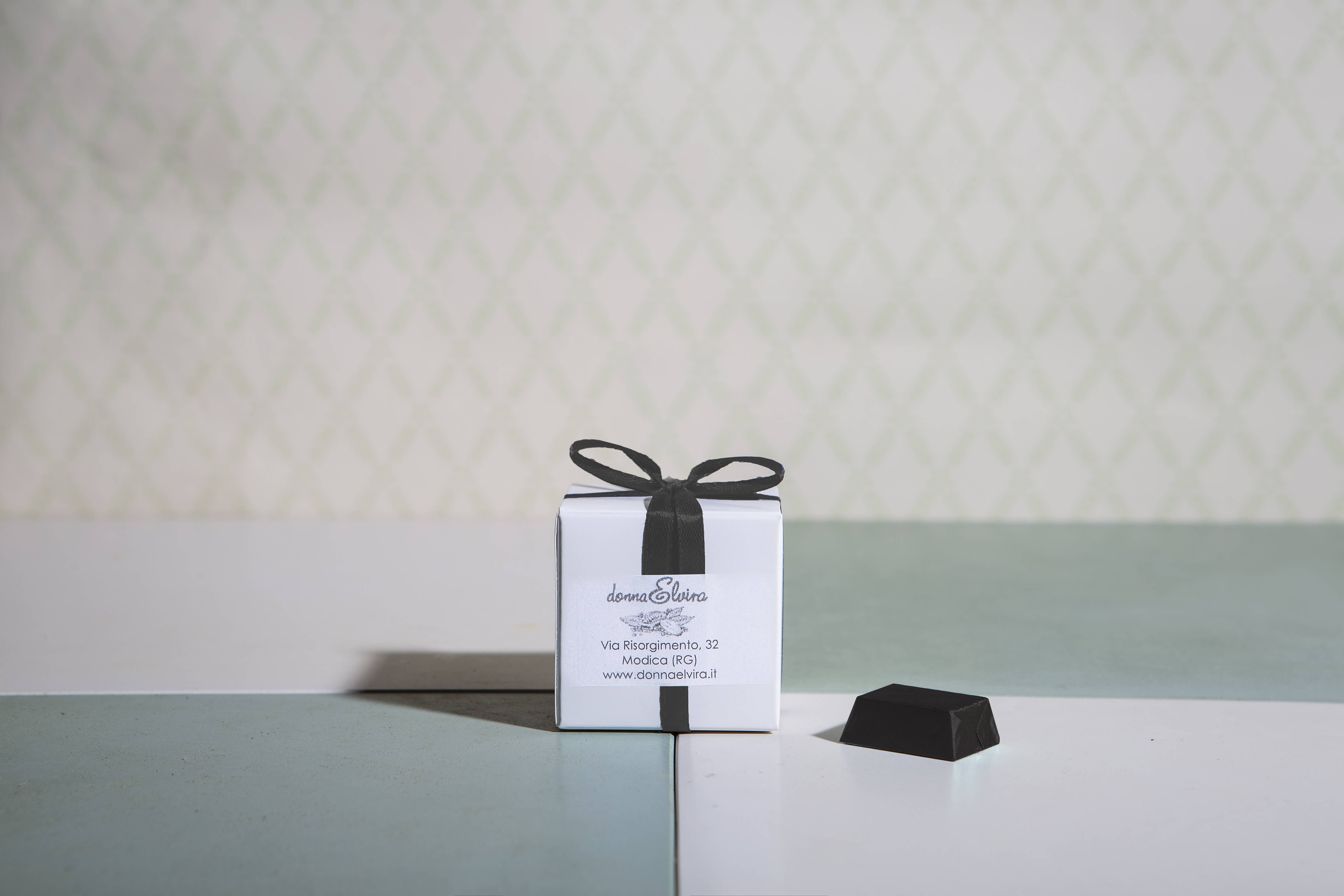 DONNA ELVIRA dolceria di Roccasalva Elvira - Wholesale Chocolate Box - CUSTOMIZABLE BOX OF 16 ASSORTED CHOCOLATES6