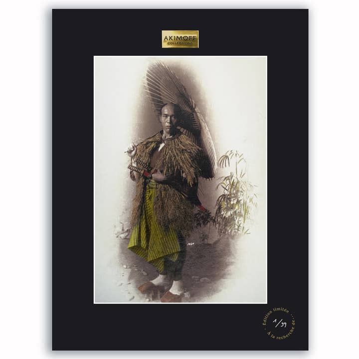 SUBLIMIERTER SAMMLERDRUCK - MANN MIT SONNENSCHIRM für den Großhandel von Akimoff Collections