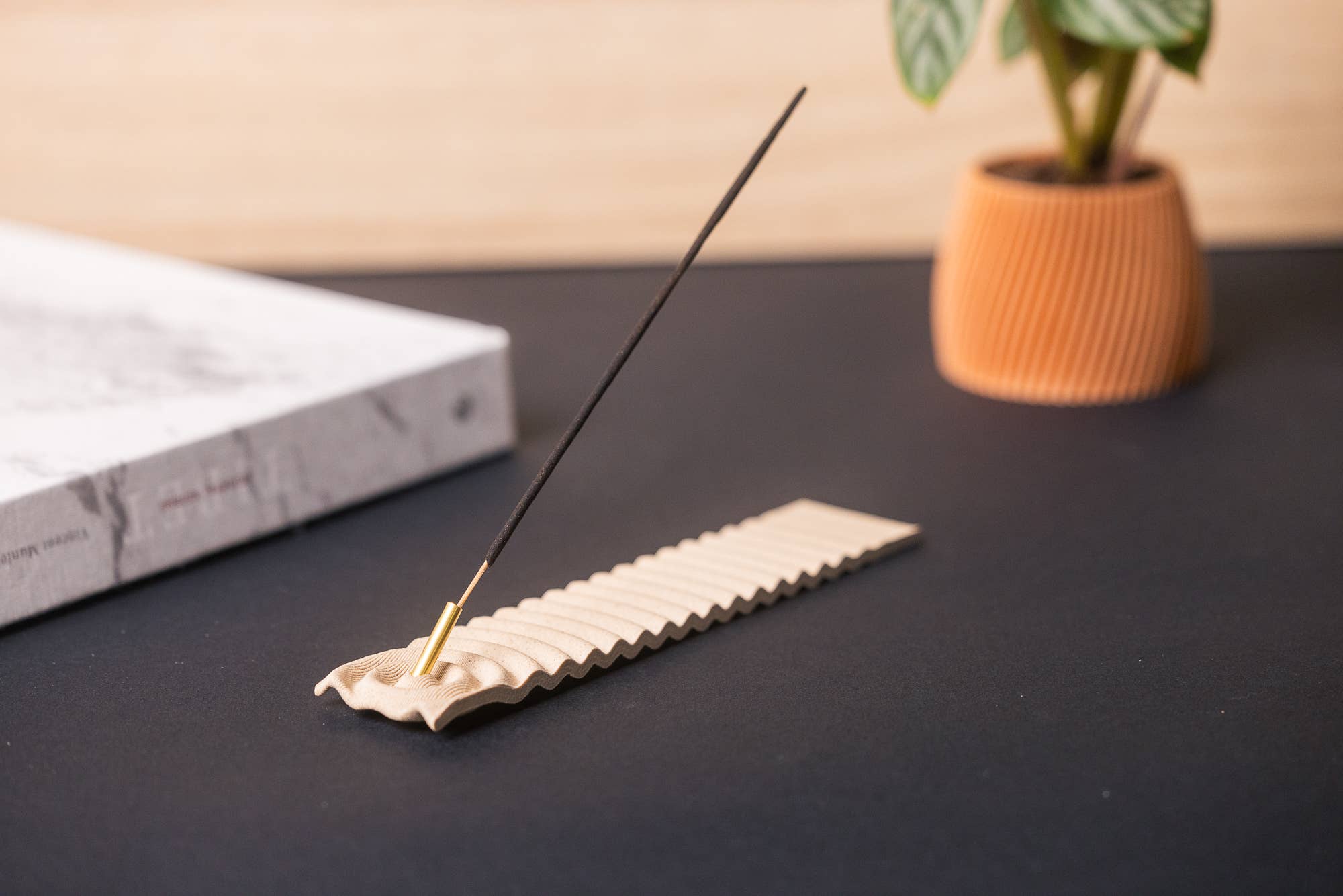 Copo Design – Großhandel Räucherstäbchenhalter – Räucherstäbchenhalter aus Holz mit Metalleinsatz – gewellt2