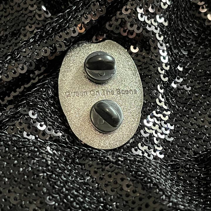 Queen On The Scene - Wholesale Lapel Pin/Button - Asexual Pride Pin1