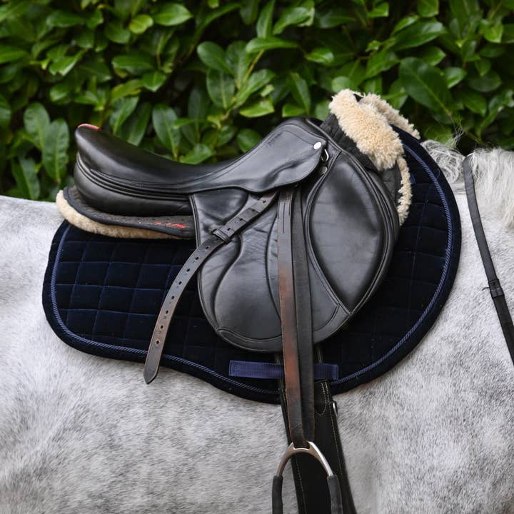 The Urbany Equine – wholesale Ridutrustning – Marinblå Velvet GP sadeldyna