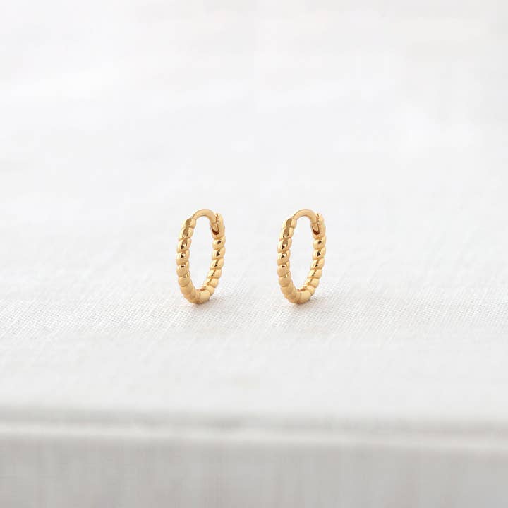 Créoles Huggie à charnière torsadée pour la vente par Kris Nations