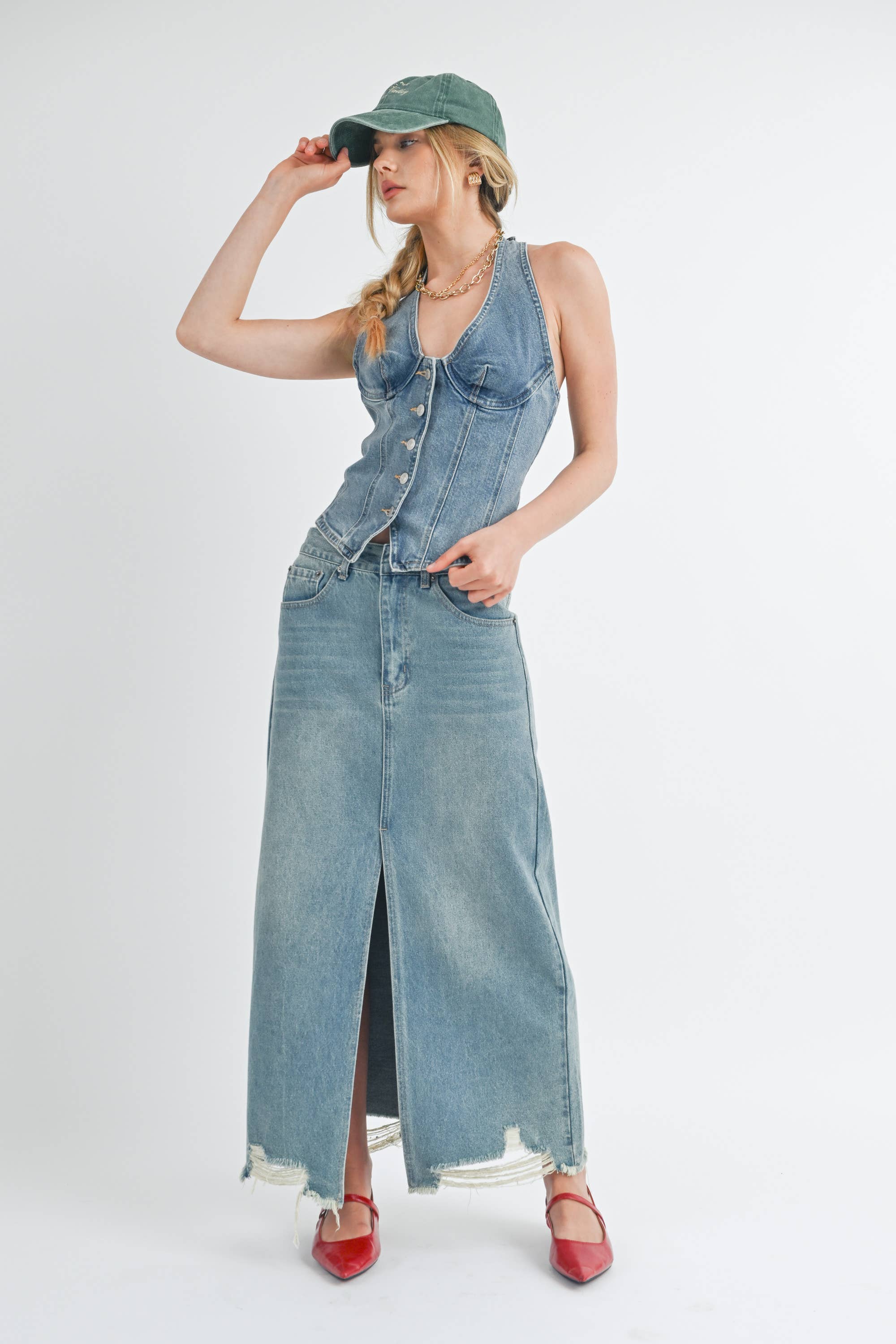 DENIM MÉDIO Saia longa de jeans com fenda frontal S7694 para venda a revendedores na Faire4