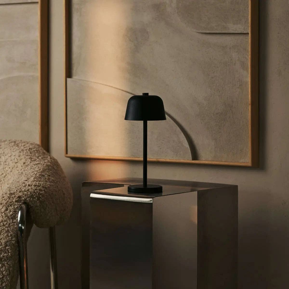 Tavellio - Wholesale Accent/Desk Lamp - Anton Black Rechargeable Table Lamp | Stylish & Cordless Lighting14