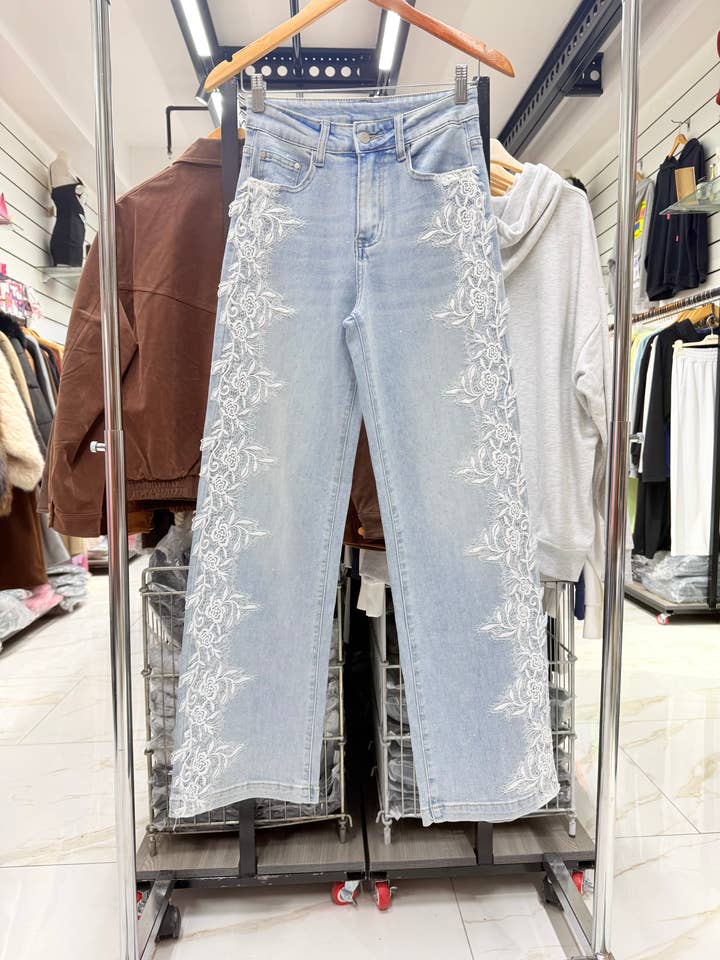 Højtaljede jeans med brede ben, blonder og rhinsten for engroshandel hos Chilli Girl Collection