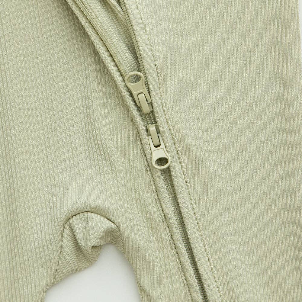 Lilulila - Wholesale Jumpsuit - Baby - Mono con cremallera de bambú acanalado verde oliva3