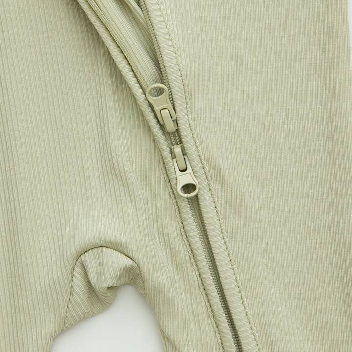 Lilulila - Wholesale Jumpsuit - Baby - Mono con cremallera de bambú acanalado verde oliva3