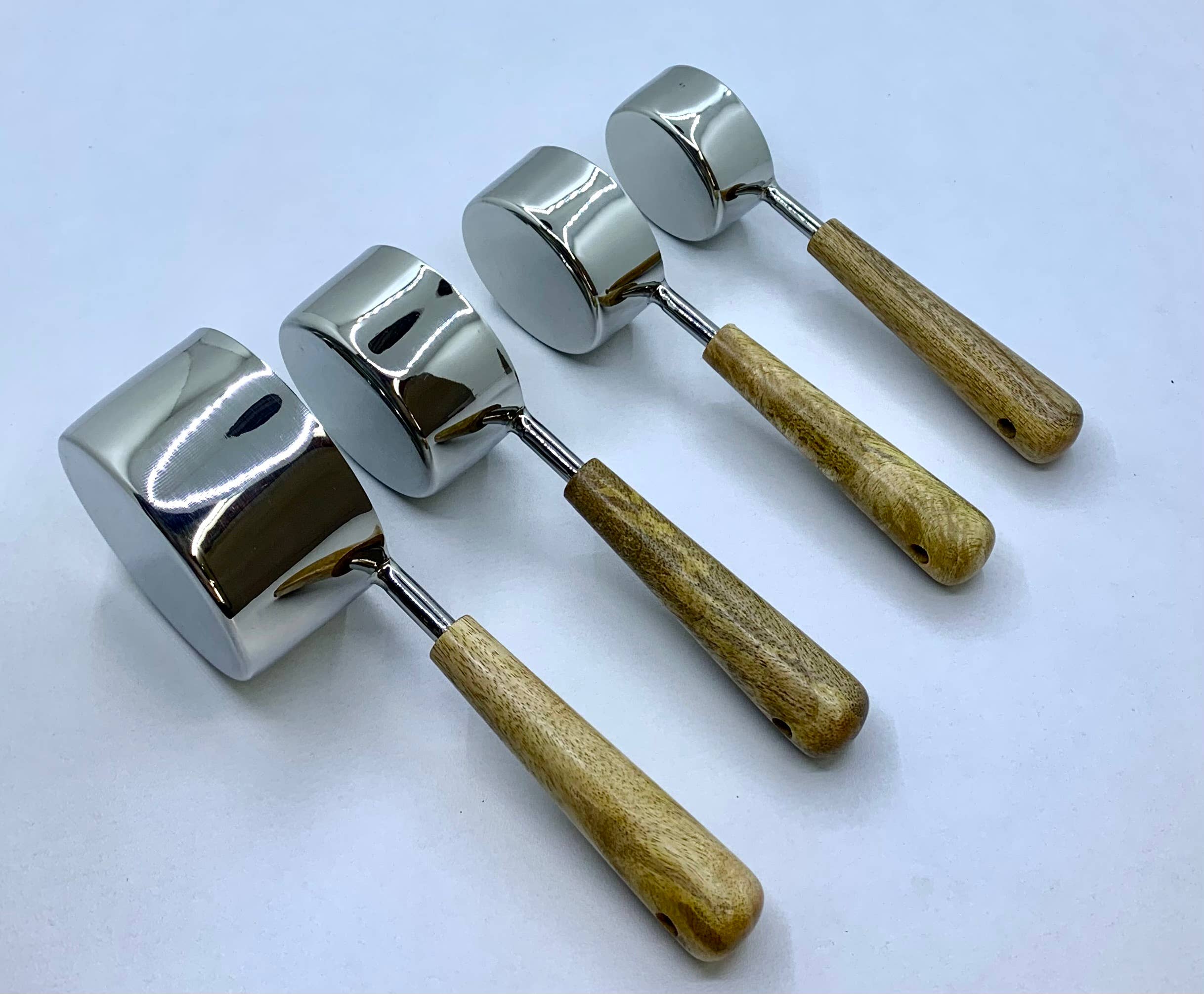 Rich Home Linens - Vendita all'ingrosso Bicchiere/tazza graduata - Set di quattro misurini in acciaio con manico in legno1