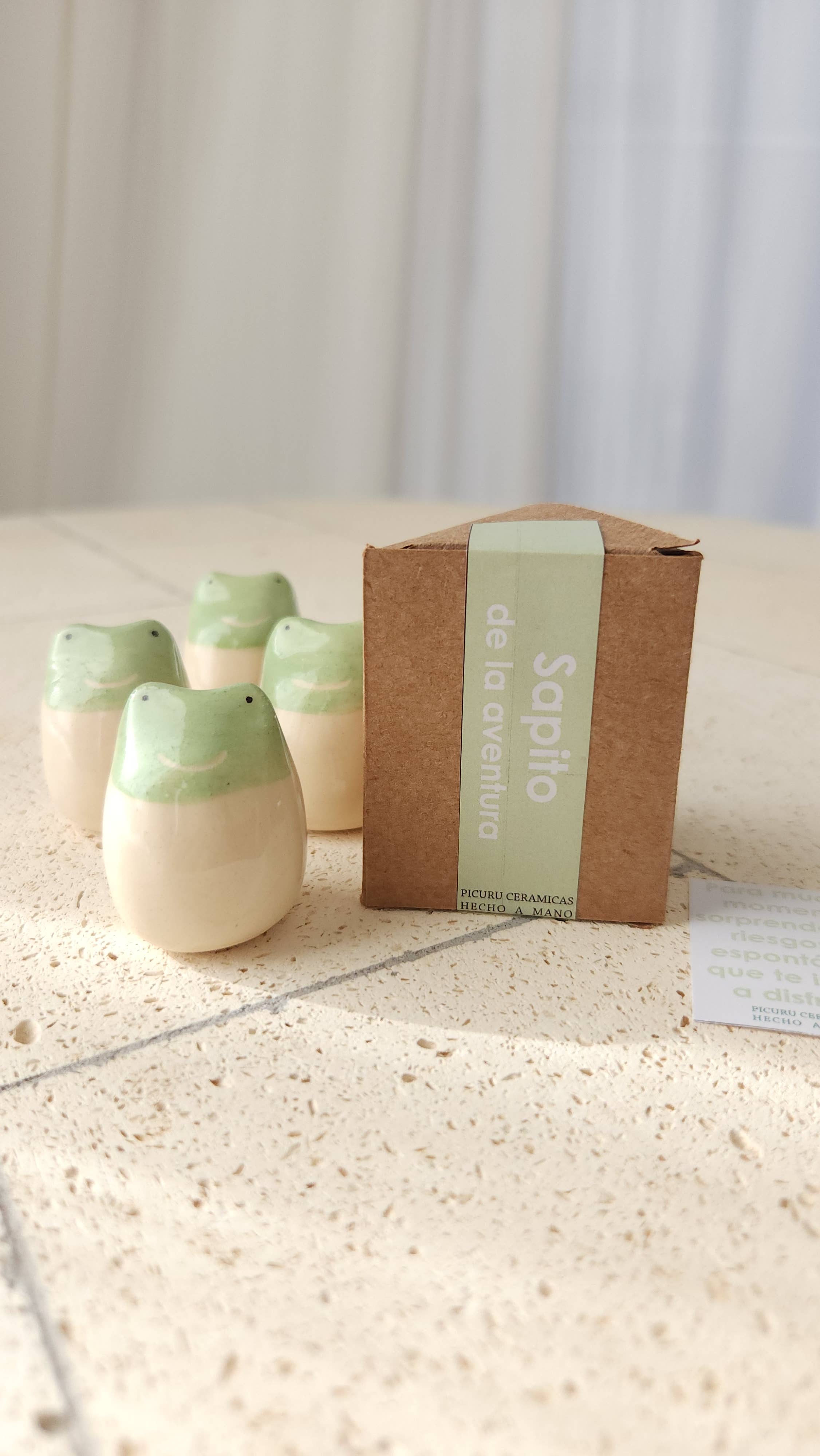 Picuru ceramicas - Venta al por mayor Moneda/objeto de coleccionista - Amuleto Sapito de las aventuras (5 idiomas)1