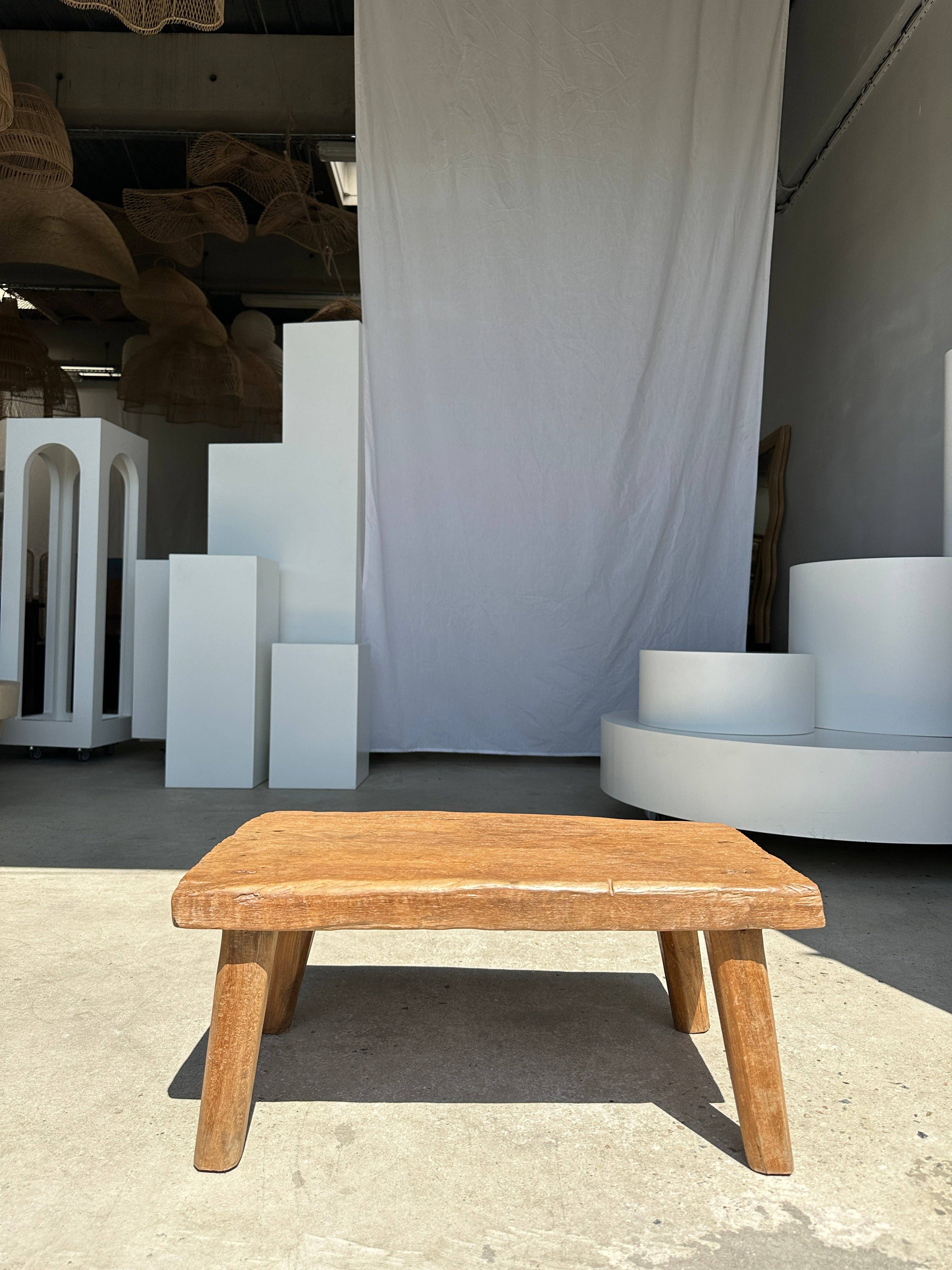 Office Objets – Großhandel Beistelltisch – Kleiner leichter Couchtisch aus hellem Teakholz mit vier Beinen H: 30 L: 63,5 B: 40 cm17