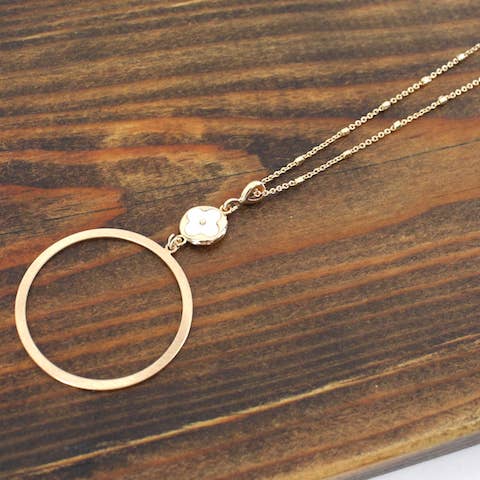 Pretty Persuasions - Wholesale Pendant/Charm Necklace - N24145 Clover Shell Adorned Circle Pendant Necklace