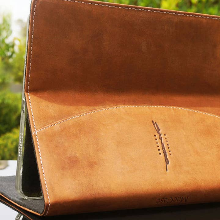 MacCase - Wholesale Laptop/Tablet Case - Unisex - Premium Leather iPad Pro 12.9 Case (5th and 6th Gen)9
