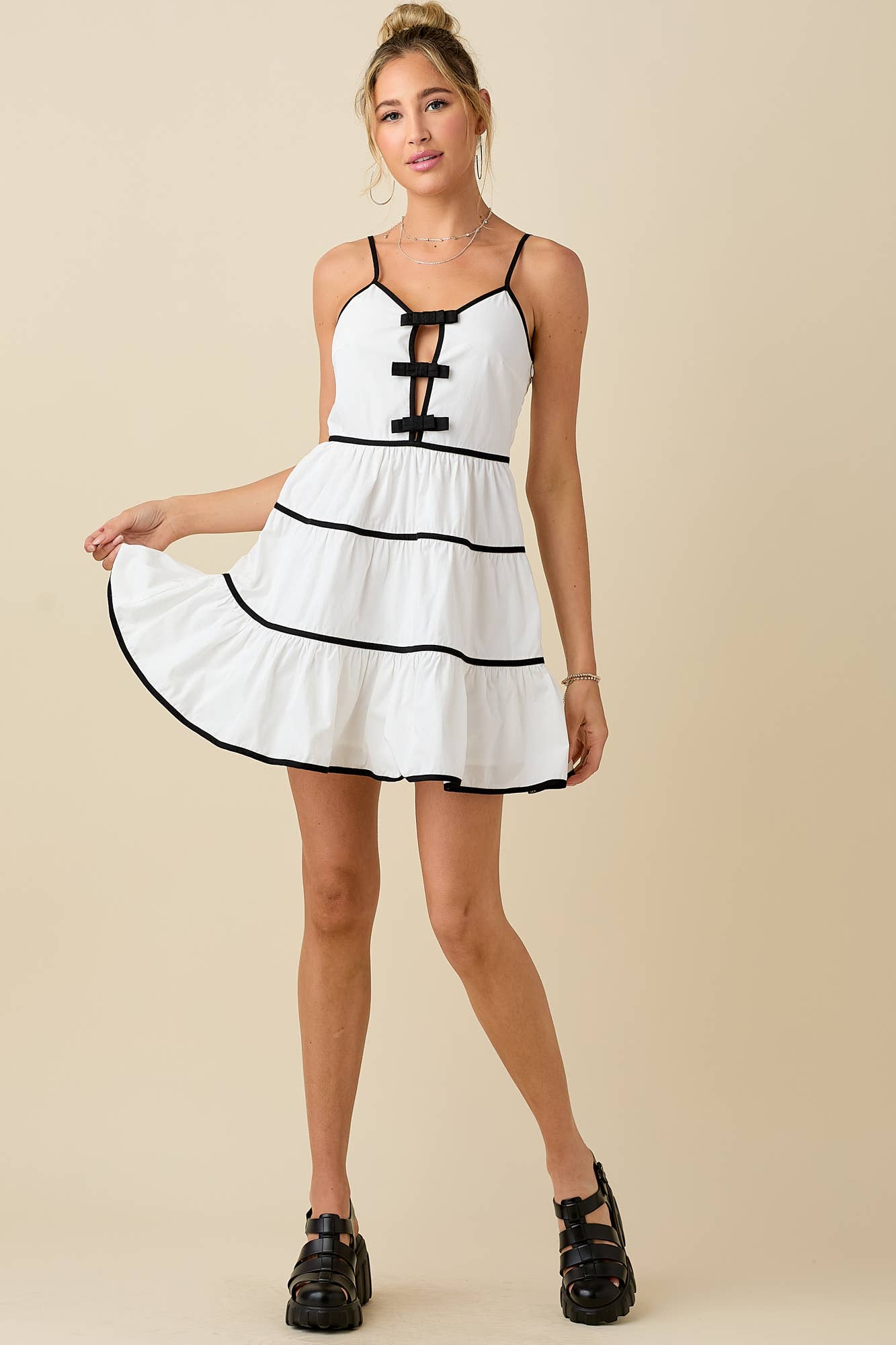 VIT/SVART Cami miniklänning med kontrastband för wholesale på Faire6