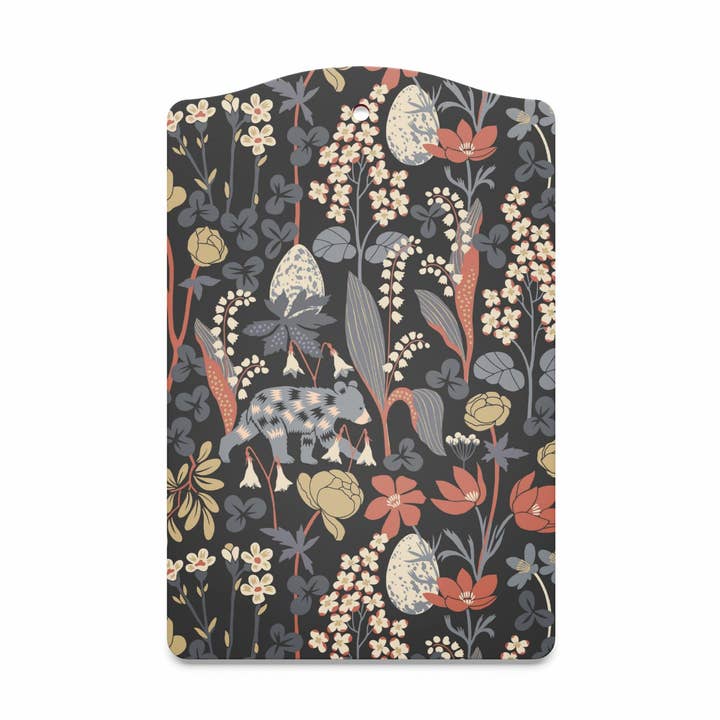 Her Sover Ingen Bjørn Mørkeblå Serveringsbræt for engroshandel hos Arvidssons Textil