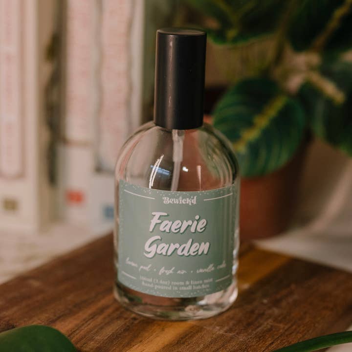 Spray d'ambiance Jardin des Fées - Parfum de luxe inspiré par les livres pour la vente par Bewick'd Studio