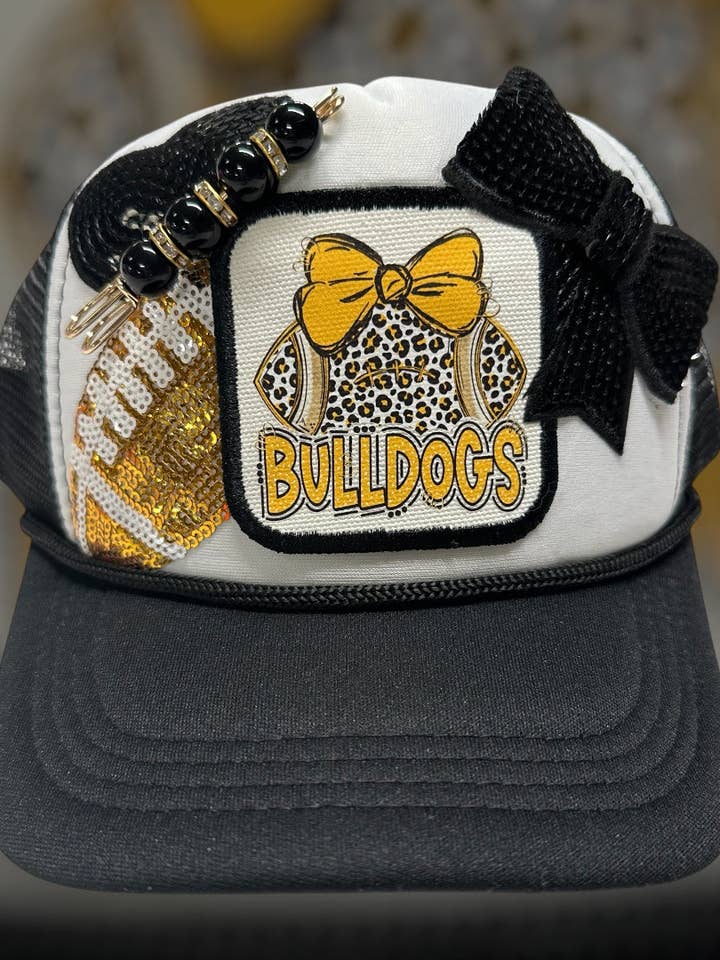 Casquette Trucker, mascotte de football des Bulldogs avec nœud pour la vente par Keep it Gypsy