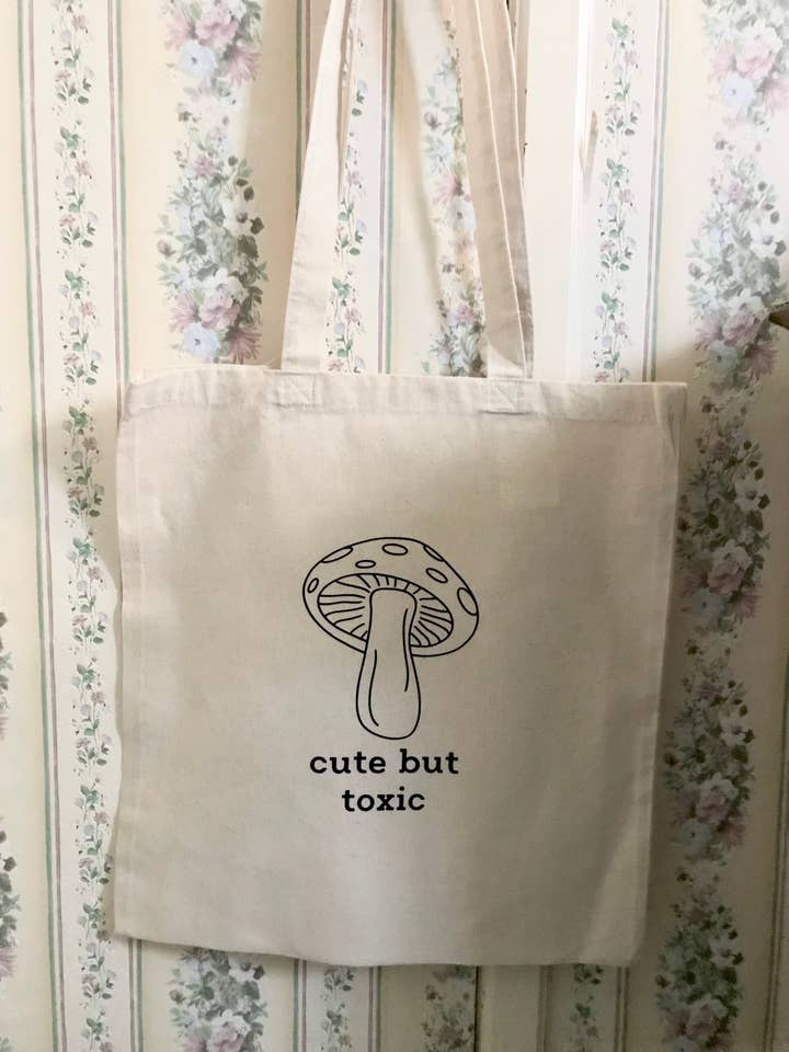 Bolsa tote de algodón 100% con diseño de hongo y texto «cute but toxic» para venta al por mayor de F&F Designs
