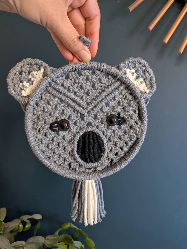 Väggdekoration - Modell "Koala" Stålgrå för wholesale av Atelier Woabo