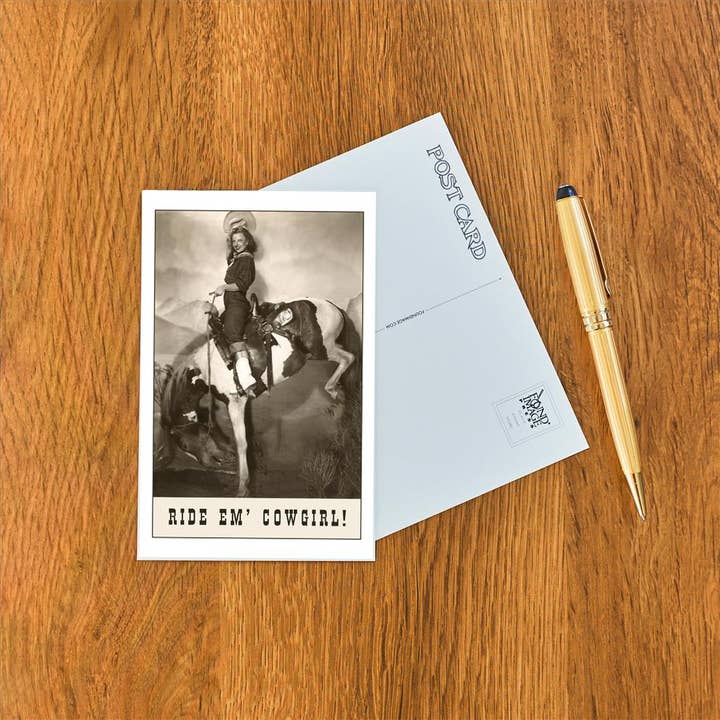 Found Image Press - Vente Cartes postales - Carte postale CG-56 Montez-les Cowgirl, Femme sur cheval sauvage1