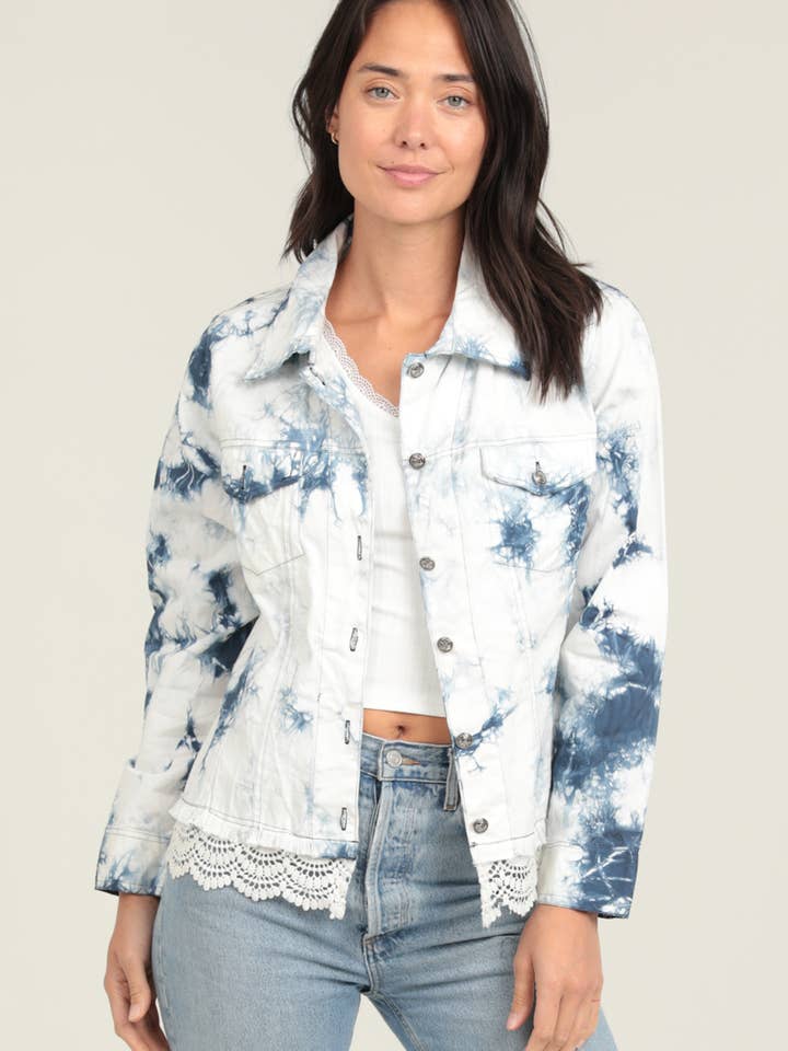 Veste en jean délavée tie-dye à l'eau de Javel E2T83-ASIS avec ourlet en dentelle pour la vente par Nostalgia