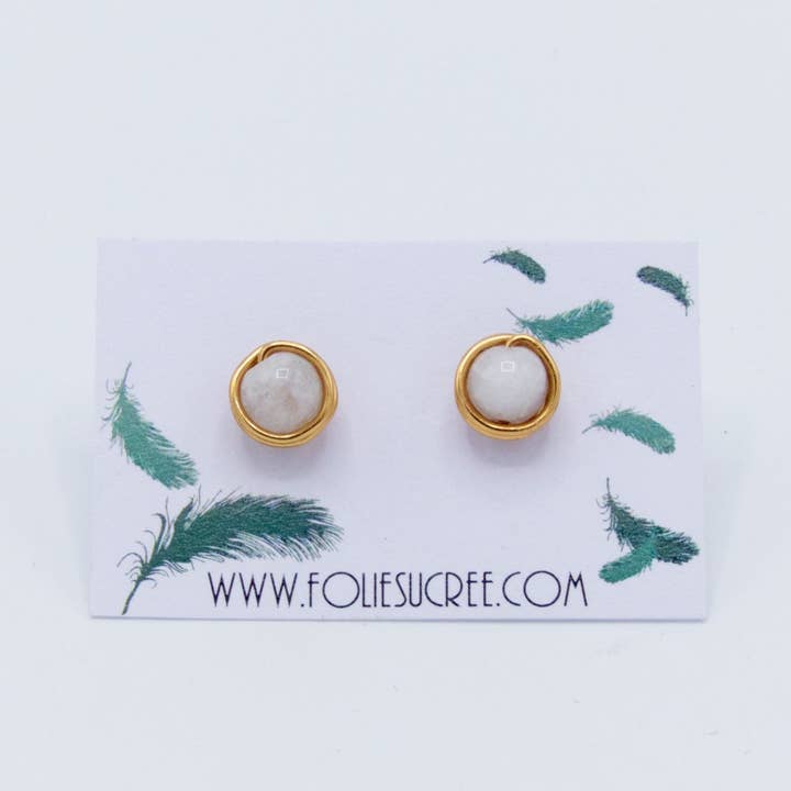Clous d’oreilles en pierre de lune Bessy pour la vente par FolieSucree