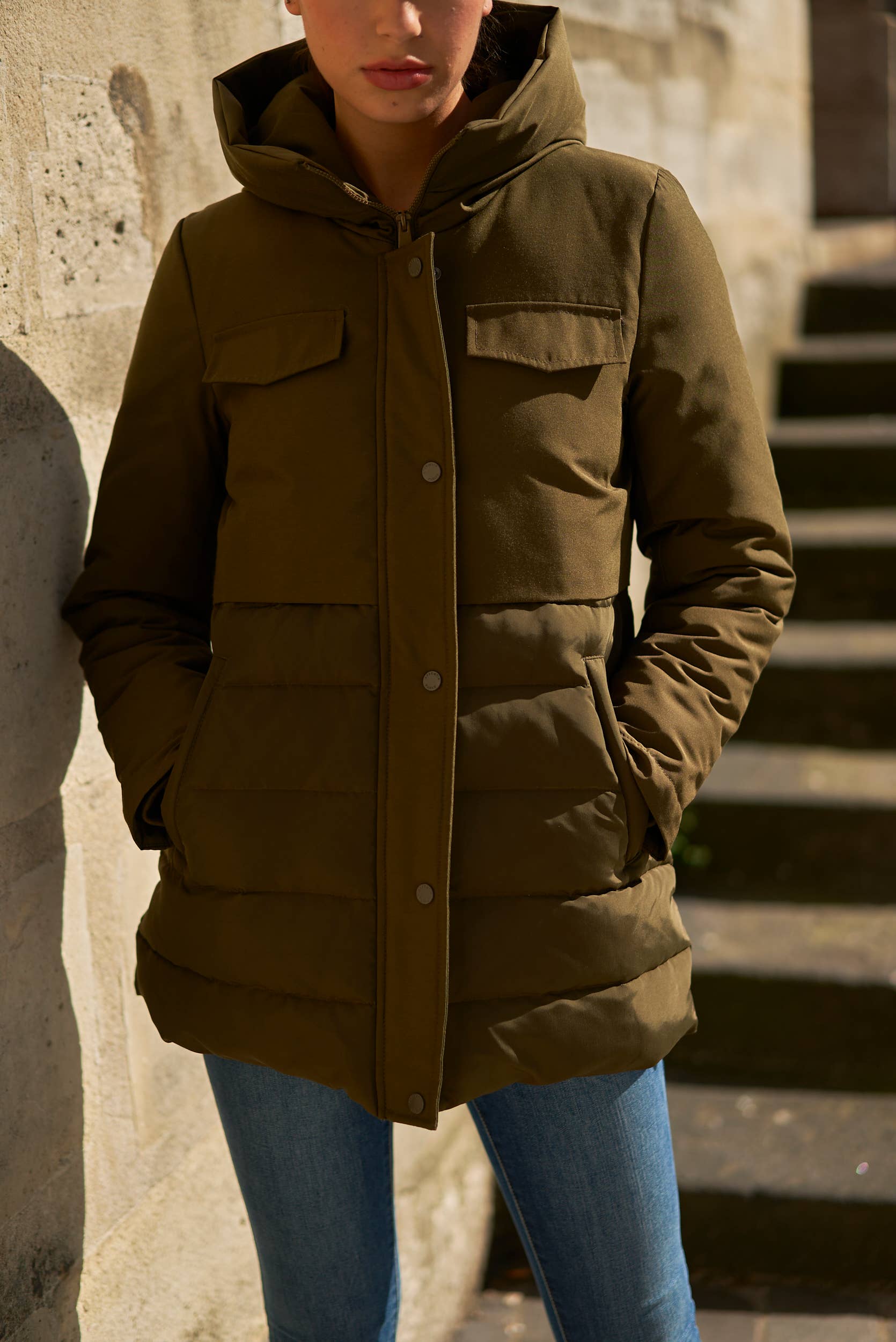 Attentif Paris – Großhandel Parka – Damen – Kurzer gesteppter Parka mit Kapuze5