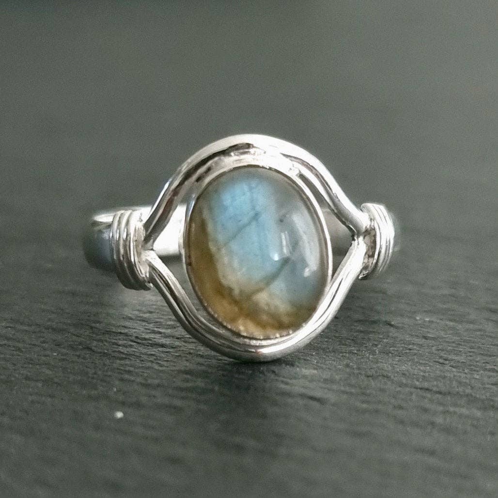 Mistry Gems - Vendita all'ingrosso Anelli con pietra singola/solitario - Anello Ovale Unisex in Labradorite | Argento Sterling 925, R13LAB2