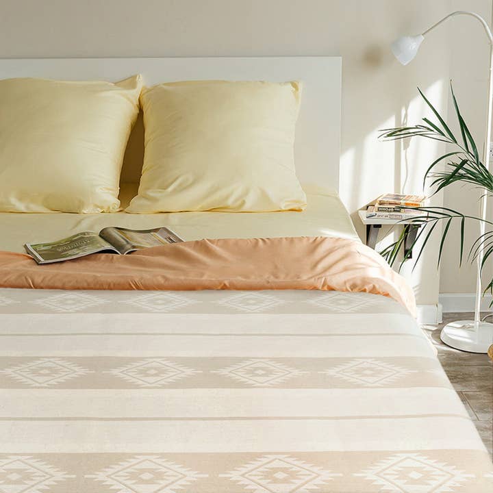 Huambalo - Heavy and Thick Extra Large Llama wool artisanal handwoven Blanket - Sand / Ivory - Aztec Pattern for wholesale by ECUALAMA