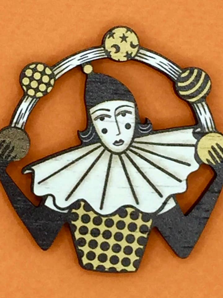 Broche à épingle en bois avec jongleur de cirque de style vintage pour la vente par Su Owen