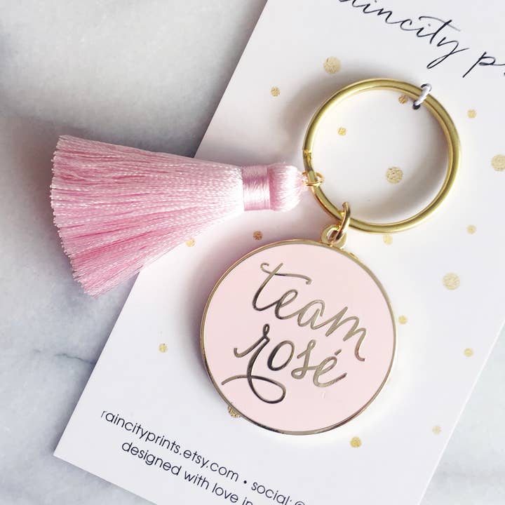 Team Rosé - Emaille Schlüsselanhänger für den Großhandel von Raincity Prints