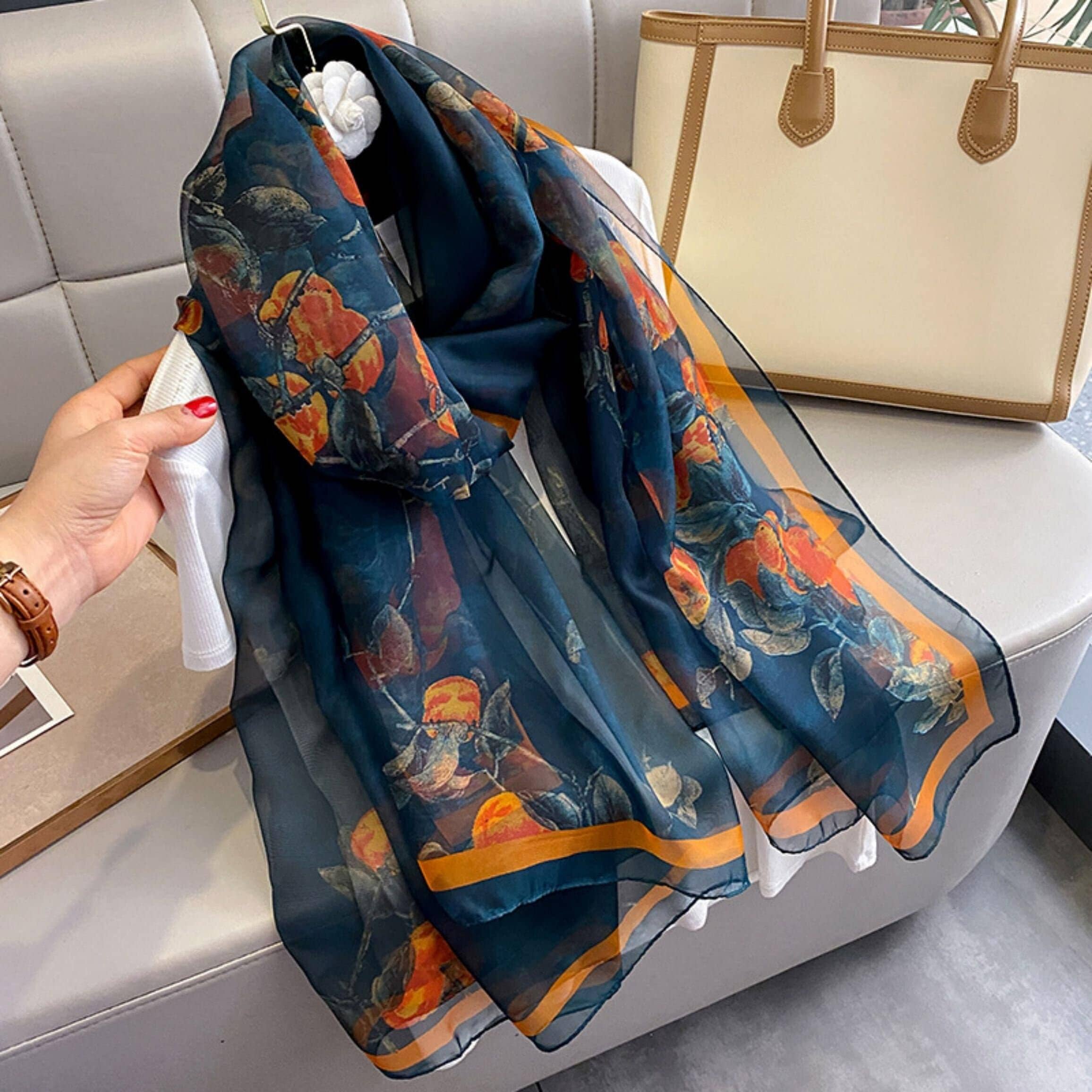 SueSilkHK – Großhandel Schal – Damen – Sommer-Sarong mit Blumenmuster / Sarong mit orientalischer Ästhetik / UV-Schutz Seidenschal / Sommer-Cape / Strandüberwurf / Geschenk für sie1