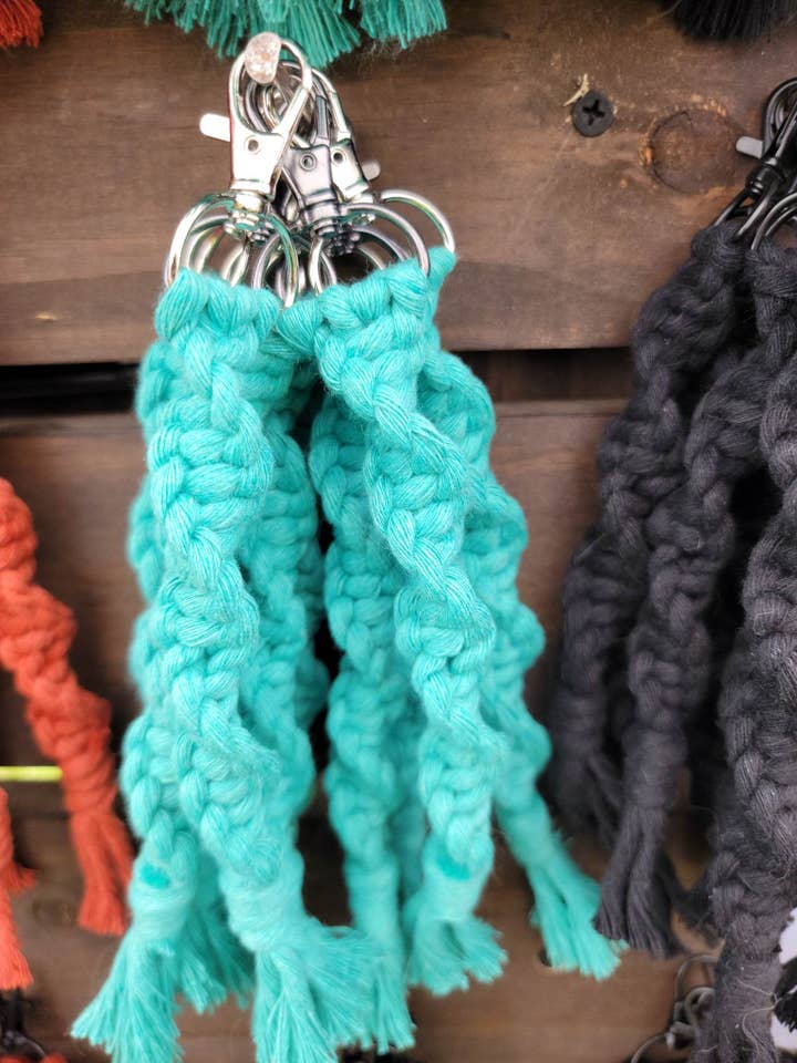 Porte-clés Twist en macramé pour la vente par Knotty Boho Designs