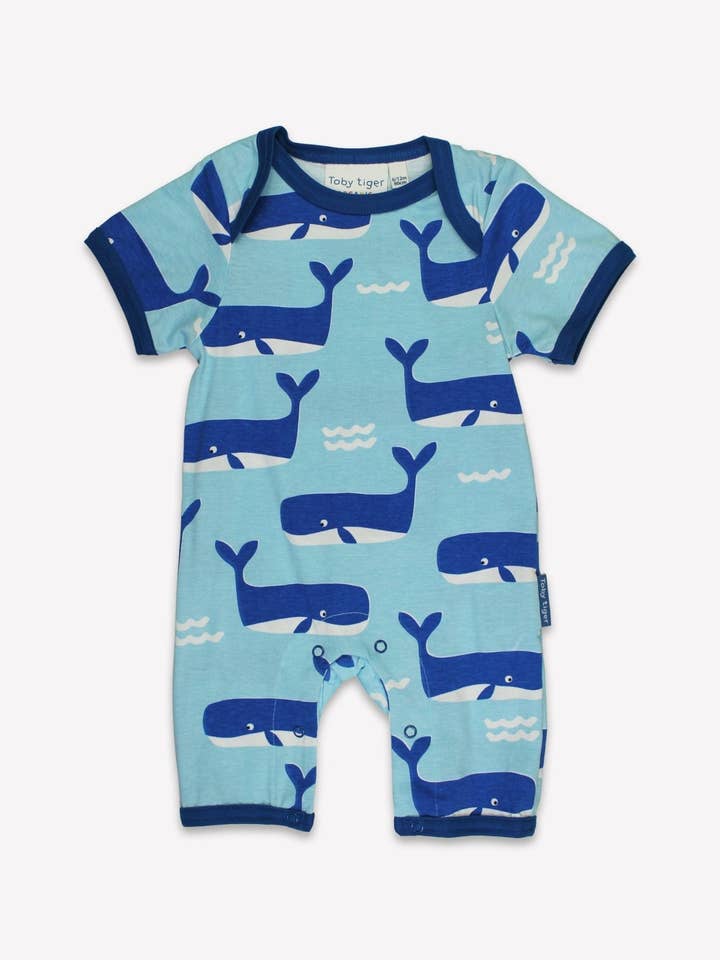 Barboteuse biologique à imprimé vagues de baleines pour la vente par Toby Tiger
