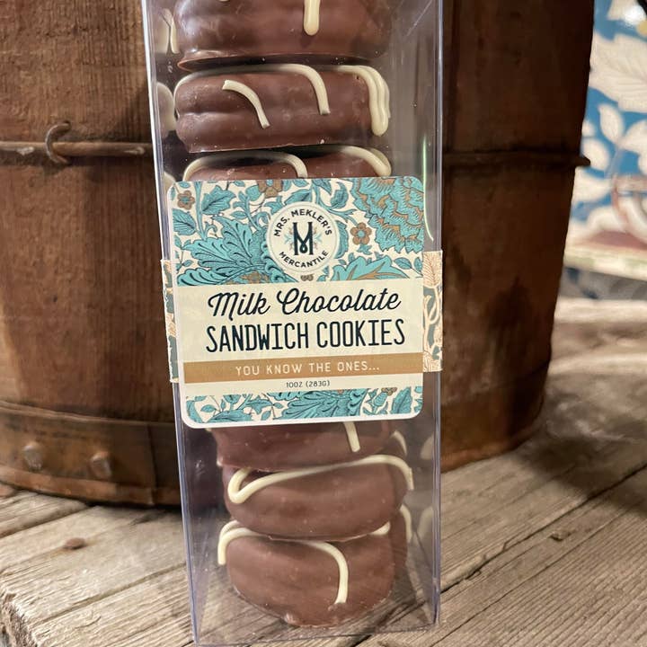 Biscuits sandwich enrobés de chocolat au lait pour la vente par Mrs. Mekler’s Mercantile