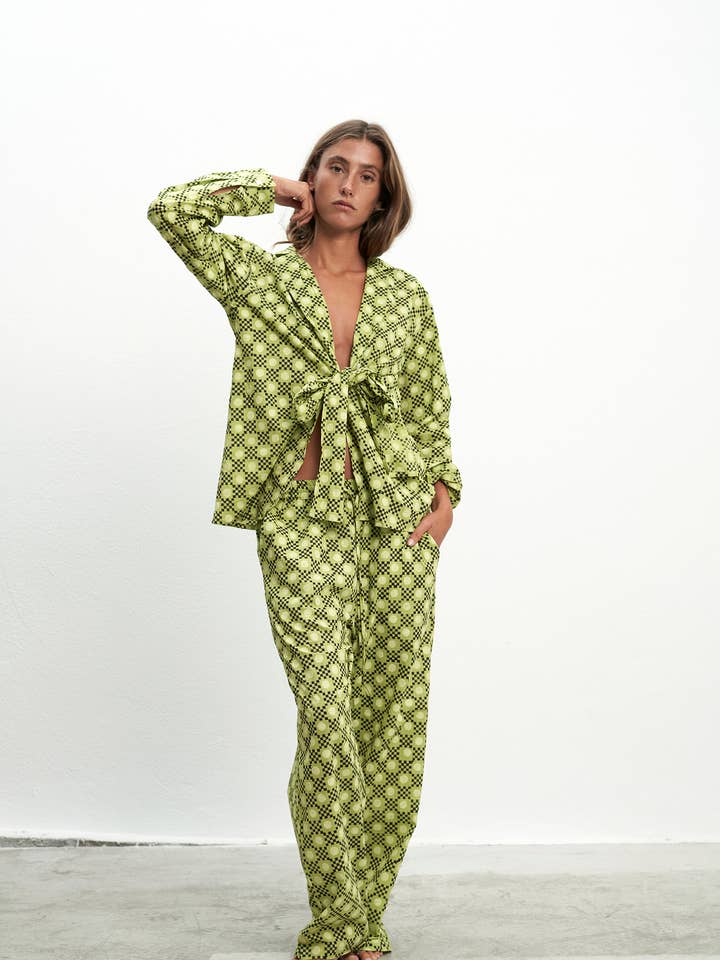 Camicia oversize Berta con maniche lunghe, bottoni e allacciatura frontale per la vendita all'ingrosso da parte di PAR&ESCALA