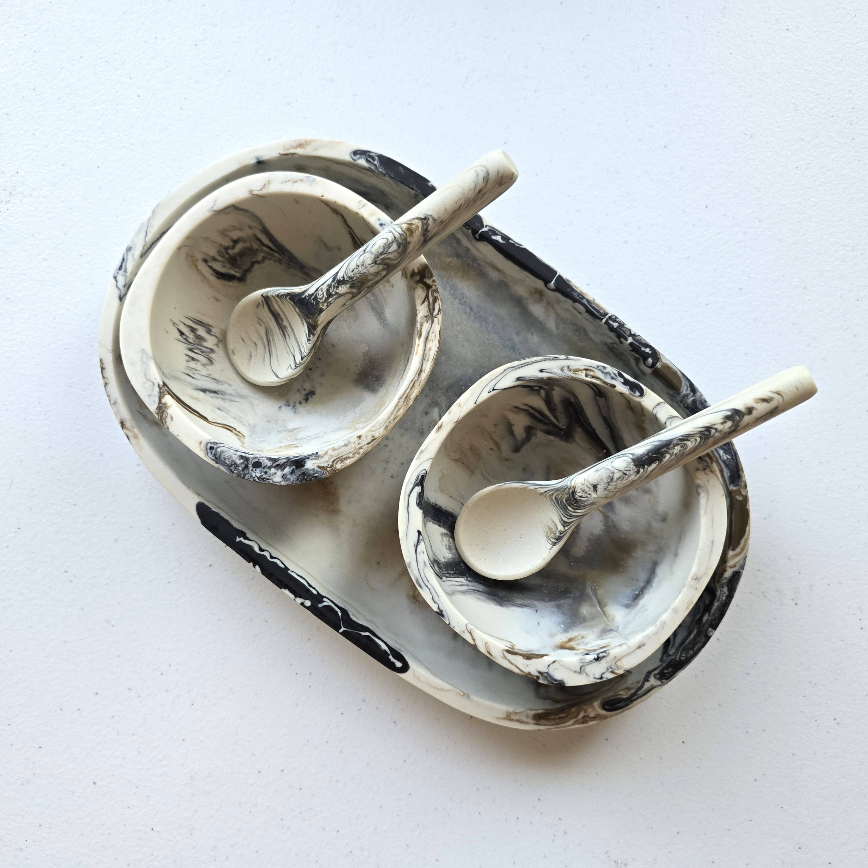 Gibb & Daan – Engroshandel Serveringsbakke – Lille serveringsbakke med 2 skåle og skeer - Håndhældt harpiks31