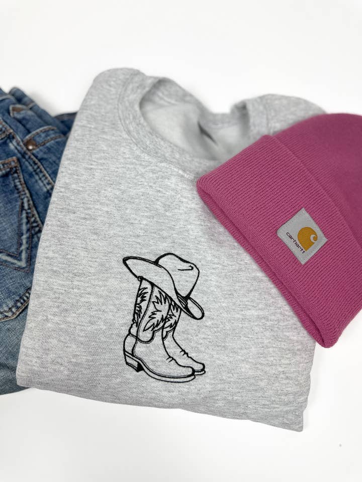 "Pull/T-shirt à col rond brodé de bottes de cowboy" pour la vente par Stitch and Style Clothing