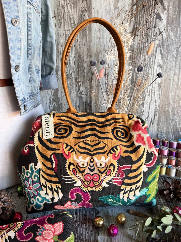 Le Tigre Molly, Atenti USA, hecho a mano, bolso mediano "Mary Poppins" con marco y cierre a presión para venta al por mayor de Atenti