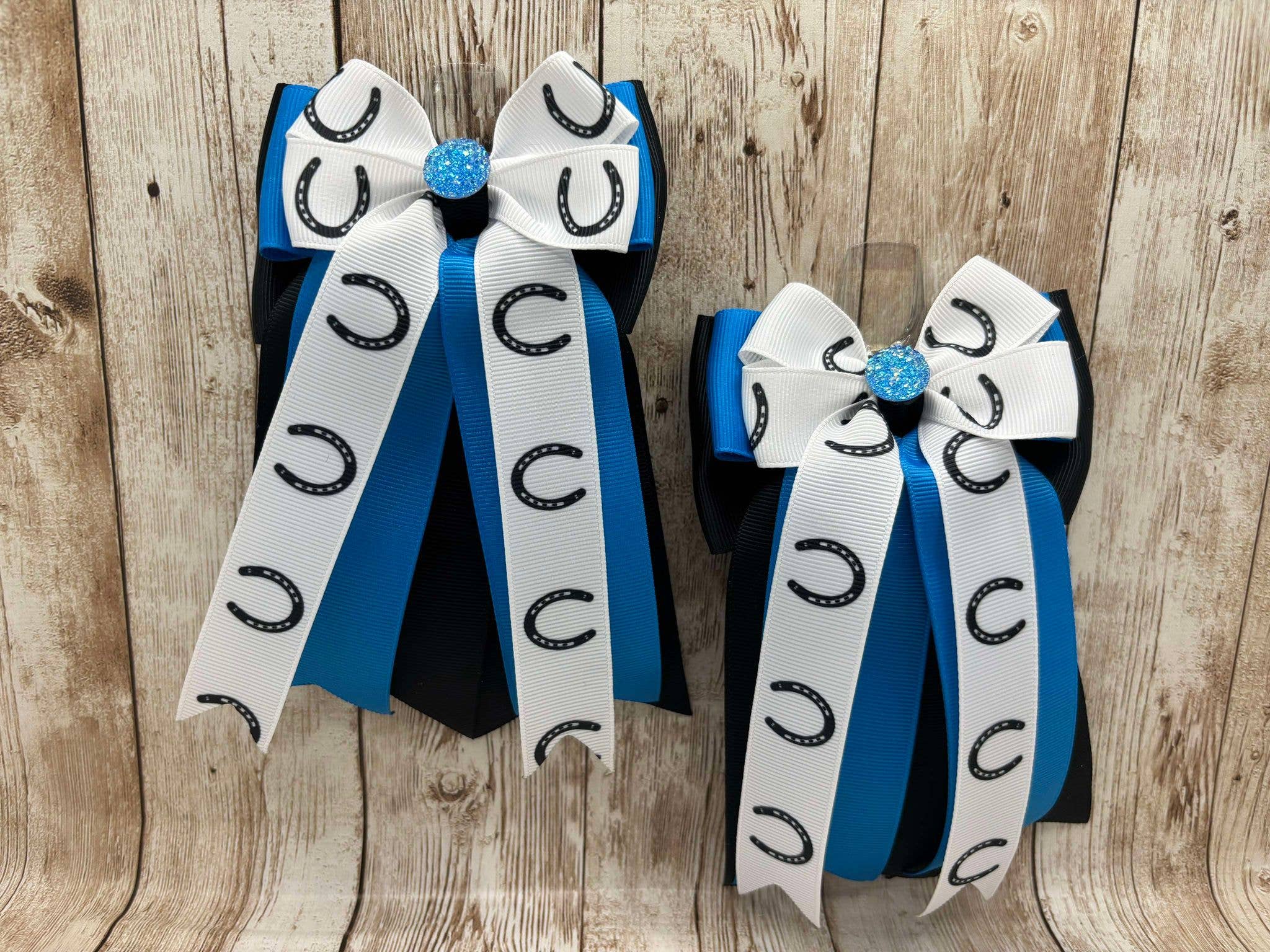 Benny Bows – wholesale Hårrosett - Barn – Hästshowrosetter - Hästskor på vit med blått och svart