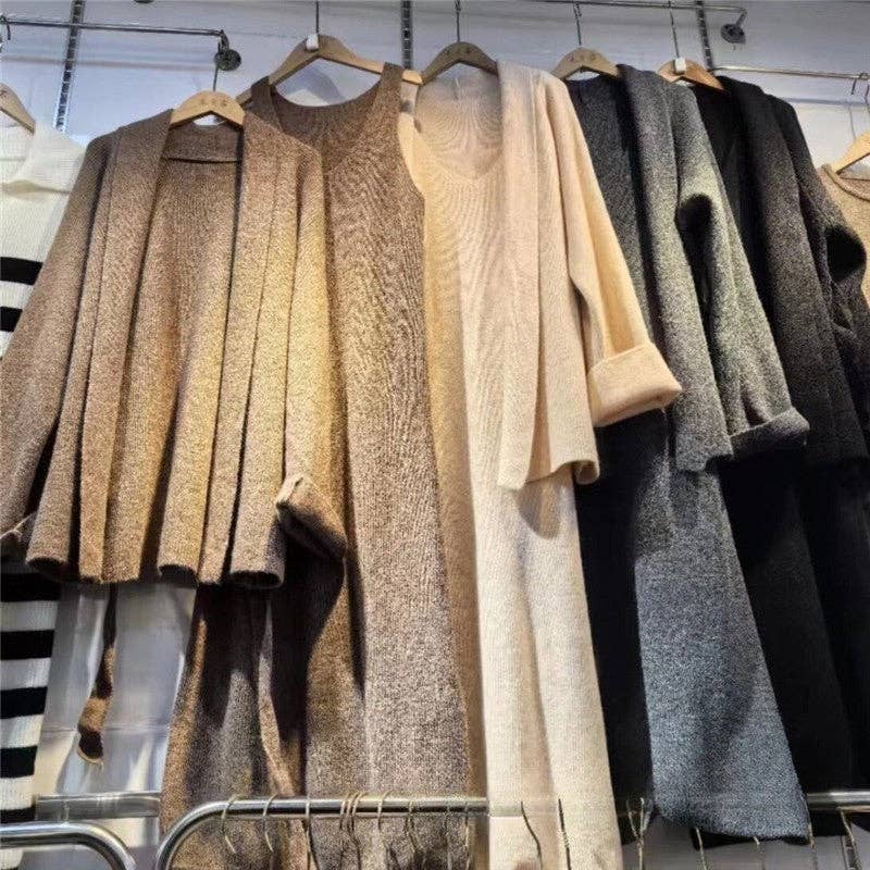 FurDecoration – Großhandel Kleid – Damen – Einfarbiges Midikleid mit lockerer Passform und Strickcardigan-Set0