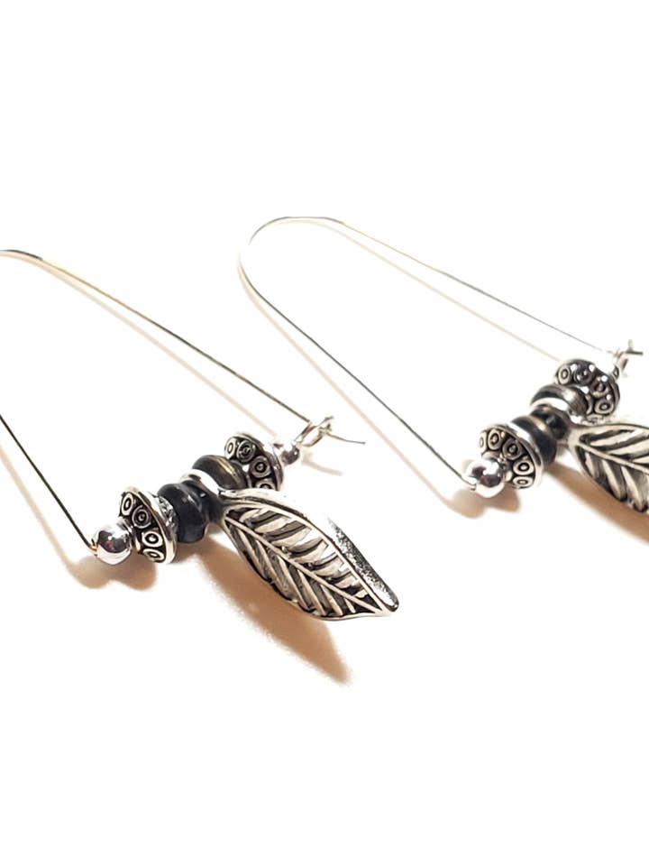 Boucles d'oreilles, tri-pendentifs en argent avec feuilles, Zahra pour la vente par Jezabel Adornment