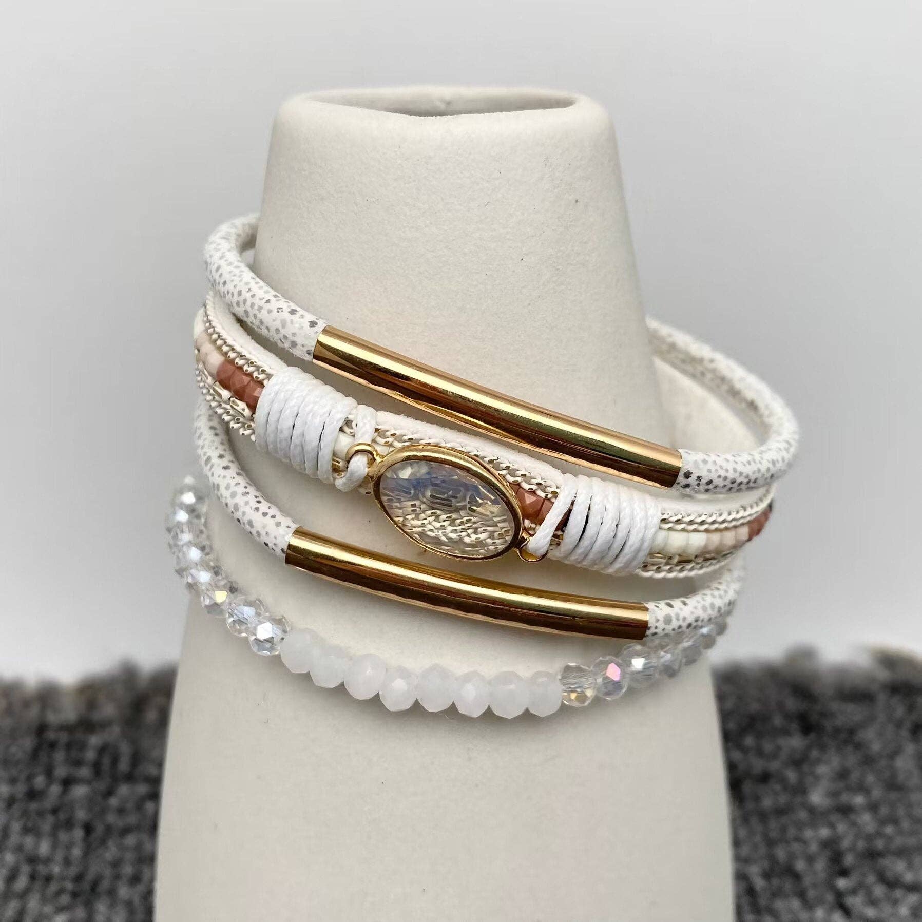 Mio Queena – wholesale Pärlarmband – Läderarmband med vävd och pärlad 4-lagers design - LB3