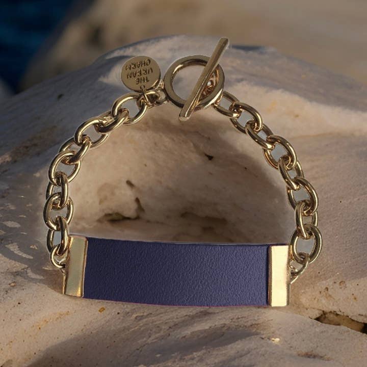 Bracelet à bascule en cuir bleu marine et chaîne pour la vente par The Urban Charm