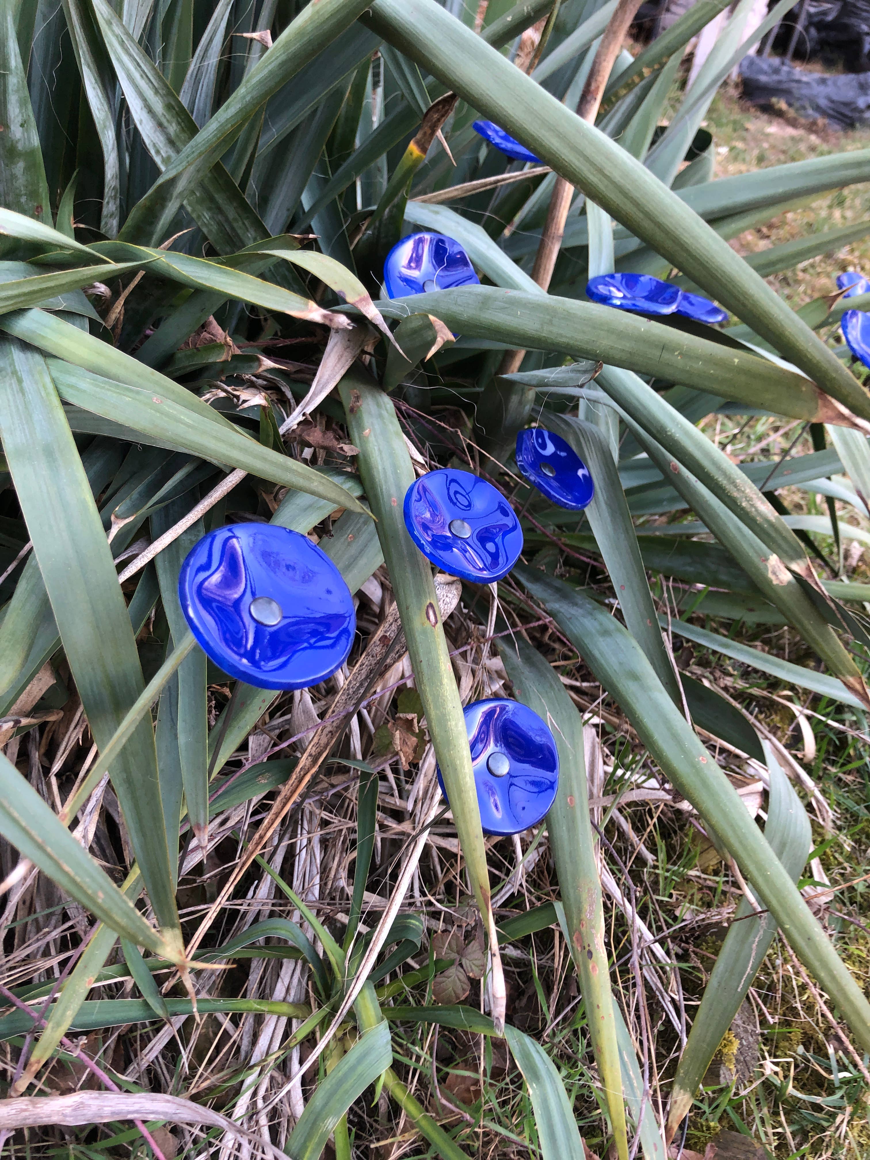 CARNEOL GLASS - Wholesale Garden/Lawn Stake - Small Glass Flower For Outside In L.Blue21