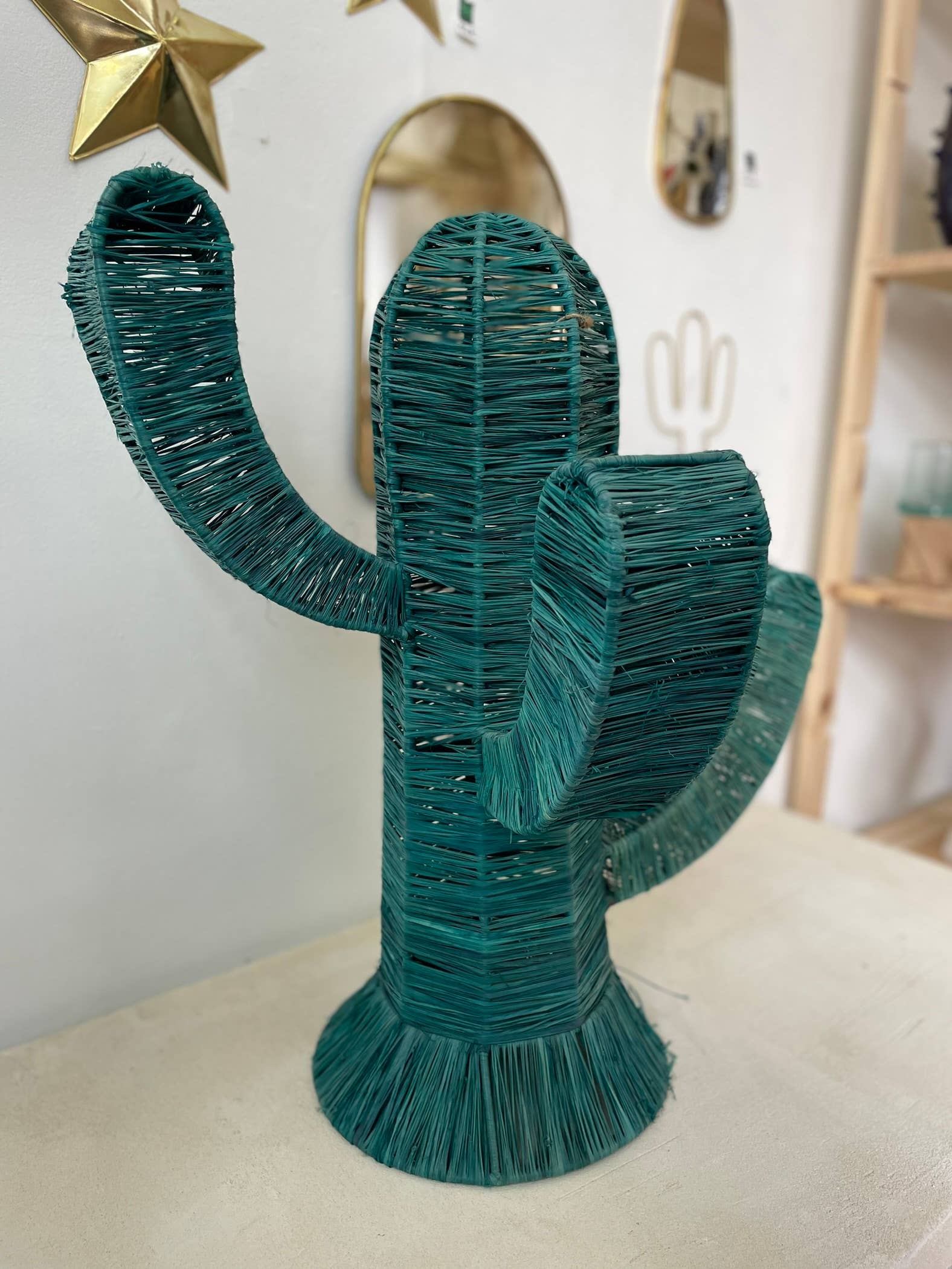 BAHIA HOME – wholesale Dekorativt bordsobjekt – Handflätad kaktus i raffia - grön0